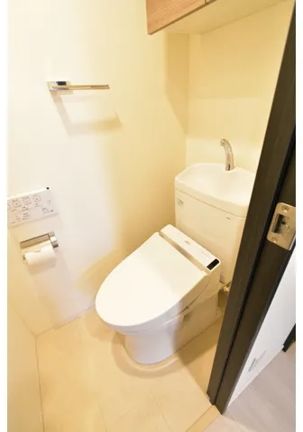 Dearly Alicious Ichigaya Yakuoji Temple - Interior - ["Plumbing fixture", "Toilet seat", "Bathroom"]