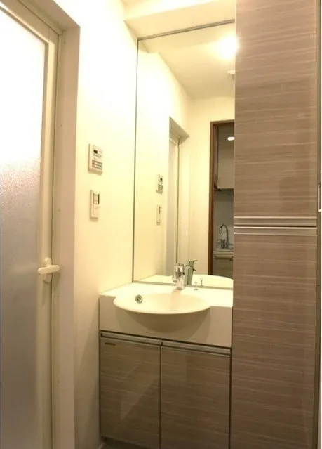 Laurier Ginza - Interior - ["Brown", "Mirror", "Sink"]