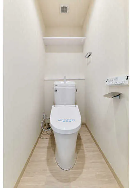 Comforia Hikifune - Interior - ["Toilet seat", "Toilet", "Plumbing fixture"]