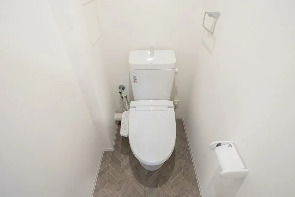 Hmlet Sangenjaya II - Interior - ["Toilet seat", "Toilet", "Plumbing fixture"]