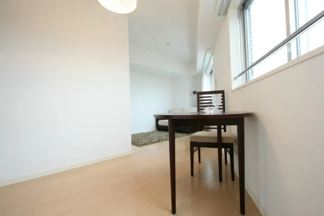 Castalia Hatsudai - Interior - ["Table", "Window", "Building"]