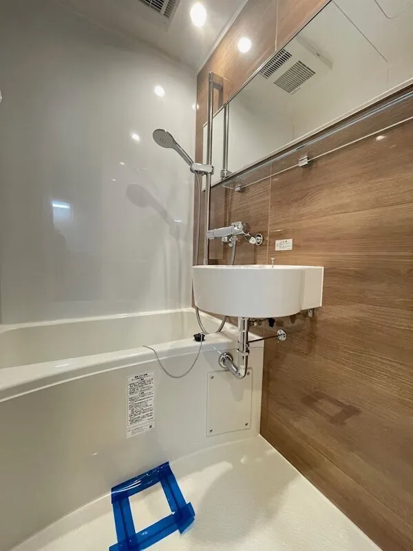 Residia Monzen Nakamachi - Interior - ["Plumbing fixture", "Flooring", "Bathroom"]