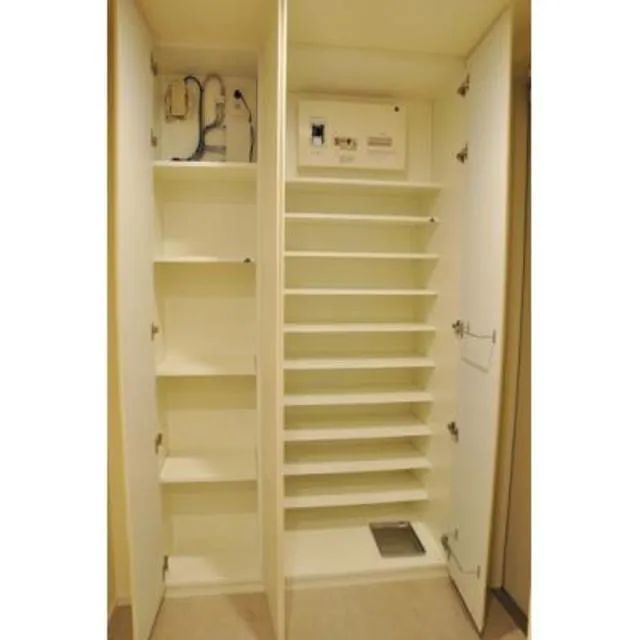 Park Axis Toyosu Canal - Interior - ["Shelf", "Building", "Furniture"]