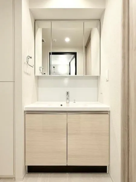 Geoent Komagome - Interior - ["Flooring", "Floor", "Bathroom cabinet"]