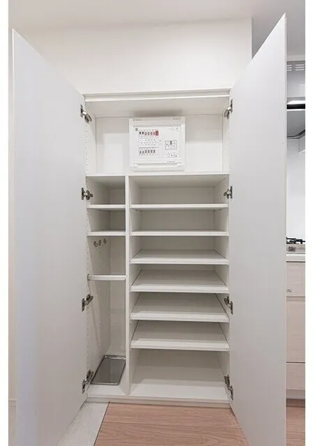 Oase Shinjuku Ichigaya Yakuoji Annex - Interior - ["Wood", "Cupboard", "Flooring"]