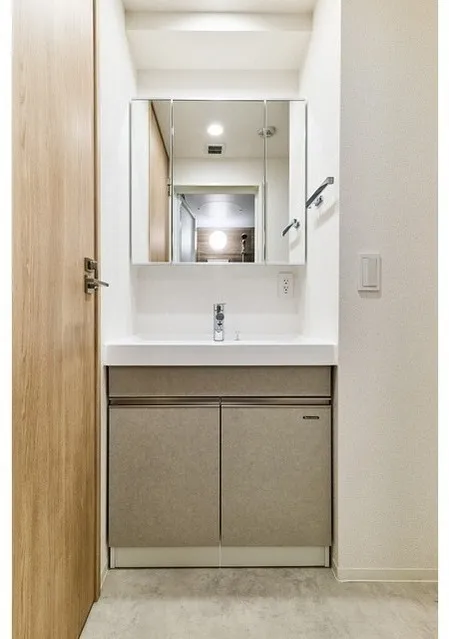 Due Oku - Interior - ["Flooring", "Interior design", "Plumbing fixture"]