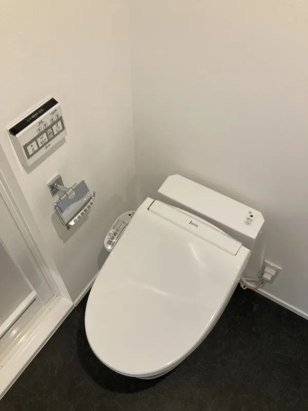 Fullea Fudomae - Interior - ["Toilet seat", "Plumbing fixture", "Toilet"]