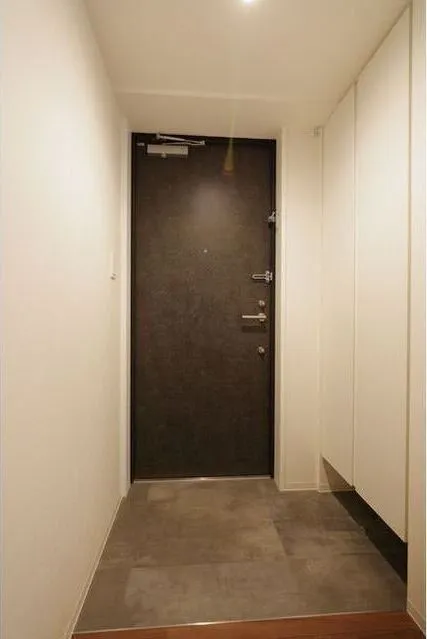 Zinnia Fudomae - Interior - ["Door", "Fixture", "Wood"]