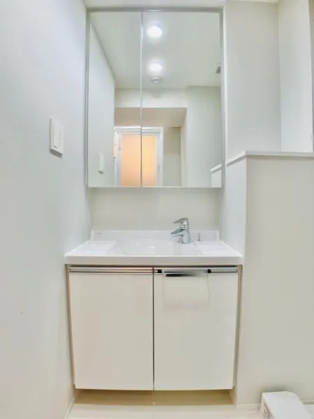 PREMIUM CUBE Ueno - Interior - ["Tap", "Mirror", "Cabinetry"]