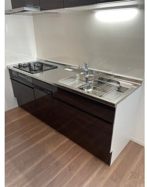 Qu4ttro Arca Kudan (Quatro Arca 9th Dan) - Interior - ["Tap", "Cabinetry", "Countertop"]