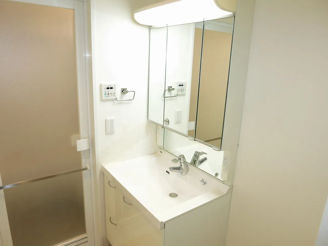 Arden Kiyosumi Shirakawa - Interior - ["Bathroom Sink", "Wall", "Plumbing fixture"]
