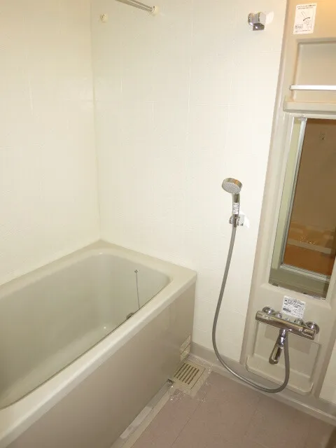 Due Nerima - Interior - ["Bathtub", "Mirror", "Shower head"]
