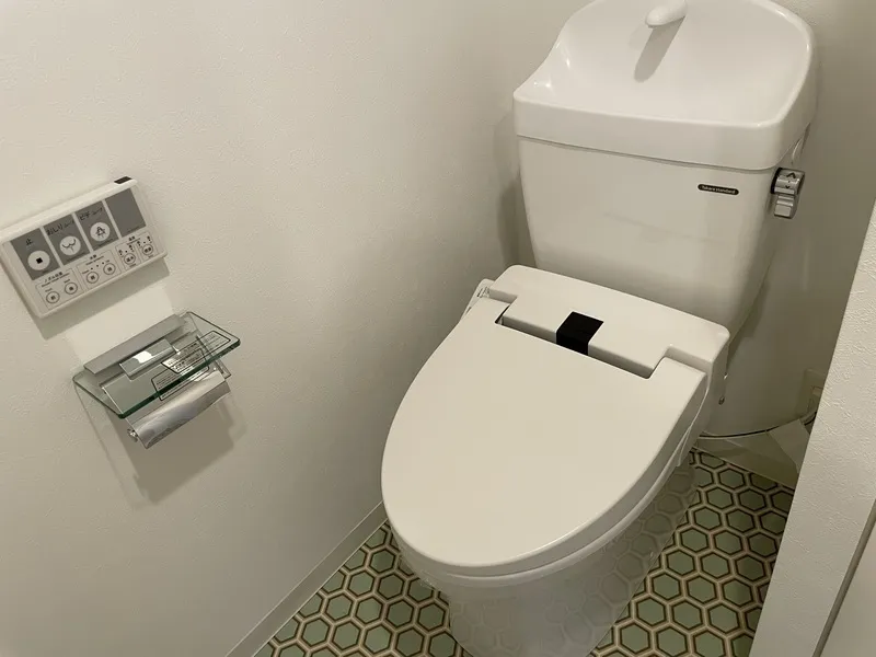 Log Ueno Station - Interior - ["Toilet seat", "Plumbing fixture", "Toilet"]