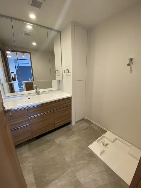 M Shirokanedai - Interior - ["Mirror", "Property", "Cabinetry"]