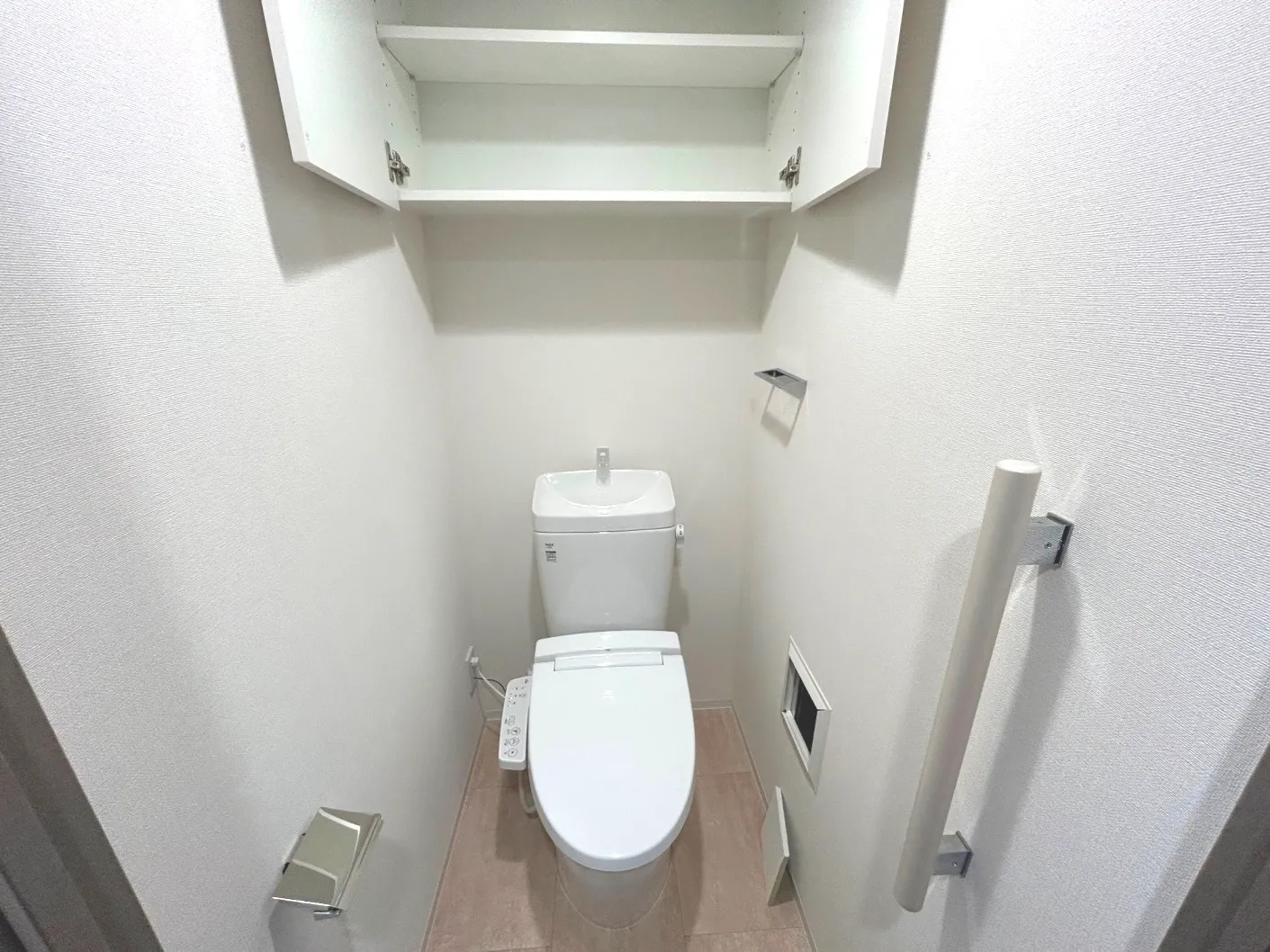 Lefon Livent Ikebukuro - Interior - ["Toilet seat", "Toilet", "Plumbing fixture"]