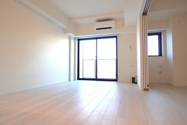 La Casa Hiroo - Interior - ["Window", "Building", "Fixture"]