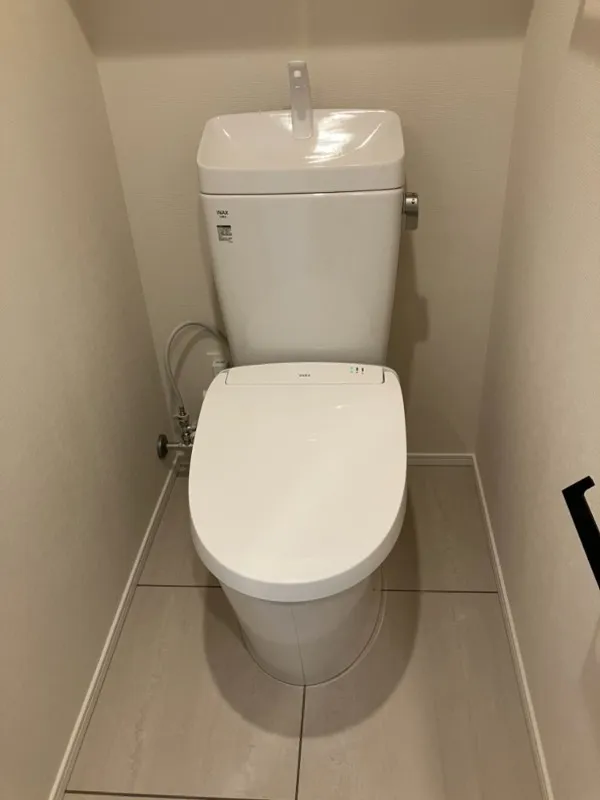 Season Flats Shin-Otsuka - Interior - ["Toilet seat", "Toilet", "Plumbing fixture"]