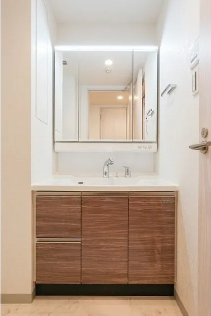 Comforia Liv Bunkyo Gokokuji - Interior - ["Flooring", "Bathroom cabinet", "Wood"]
