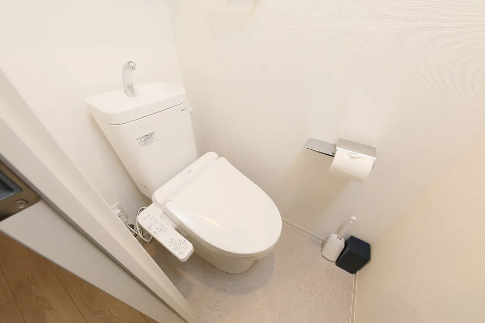 Hmlet Moto-Asakusa - Interior - ["Toilet seat", "Toilet", "Plumbing fixture"]