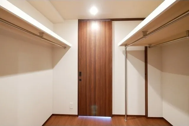Comforia Shinjuku East Side Tower - Interior - ["Brown", "Rectangle", "Cabinetry"]