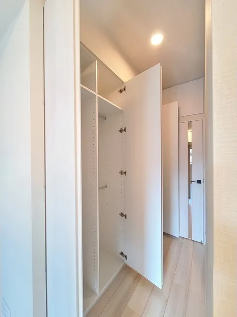 Comforia Higashioi I - Interior - ["Building", "Door", "Fixture"]