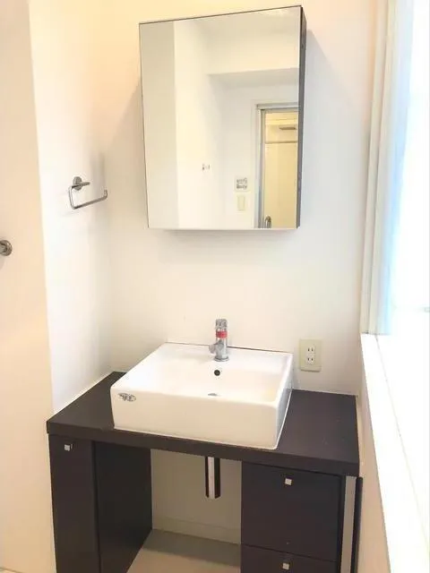 Elstanza Shirokanedai - Interior - ["Mirror", "Sink", "Tap"]