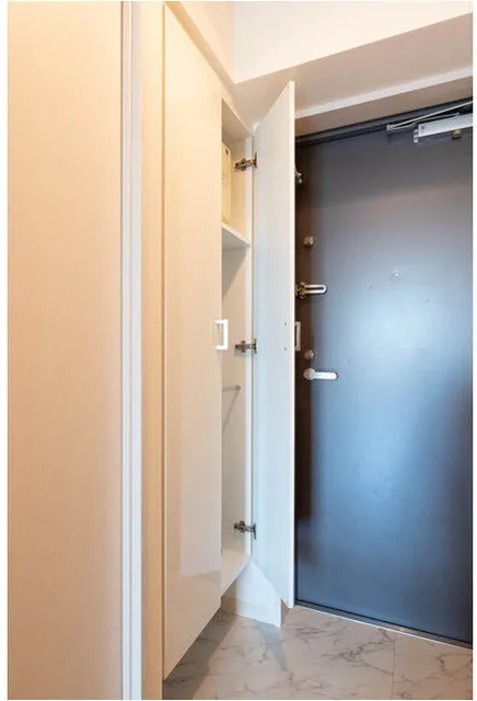 Comforia Azabujuban - Interior - ["Wood", "Flooring", "Door"]