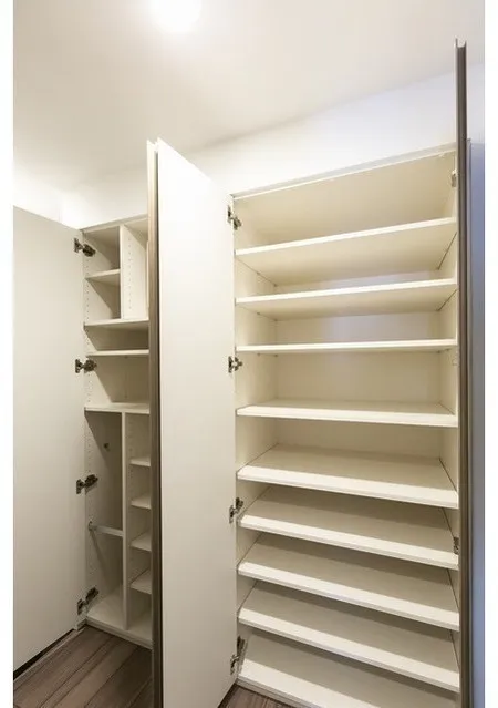 Orchid Residence Ueno Inaricho - Interior - ["Stairs", "Shelf", "Room"]