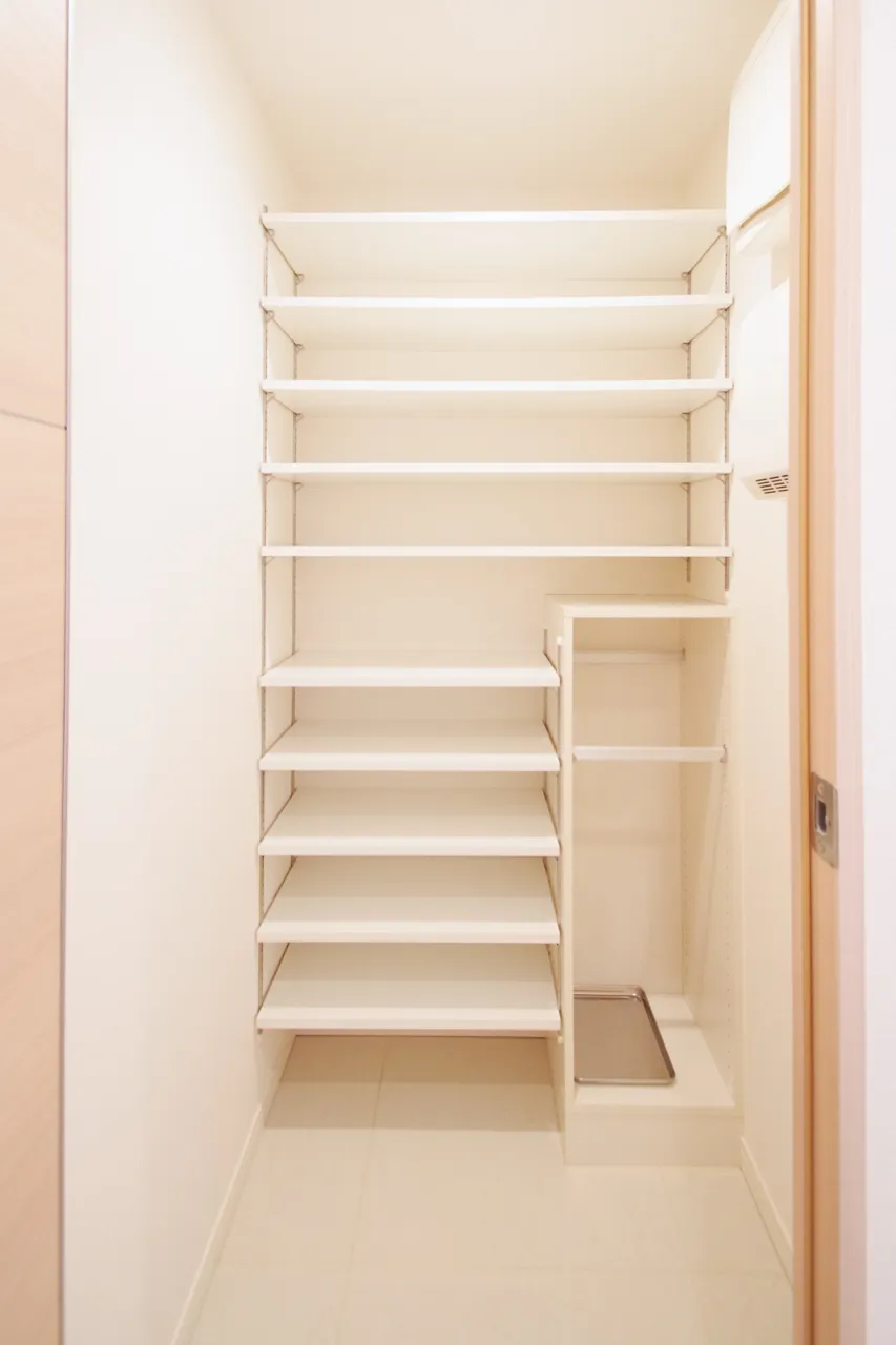 Central Park Tower La Tour Shinjuku - Interior - ["Furniture", "Shelf", "Fixture"]