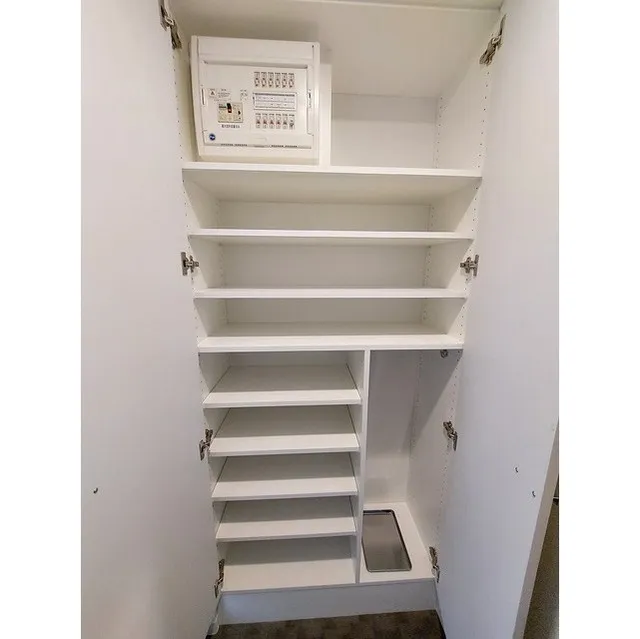 Traverse Monzennakacho - Interior - ["Shelf", "Furniture", "Shelving"]