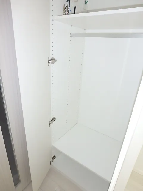 Le Fon Blanche Shinagawa Minamioi - Interior - ["Wood", "Flooring", "Floor"]