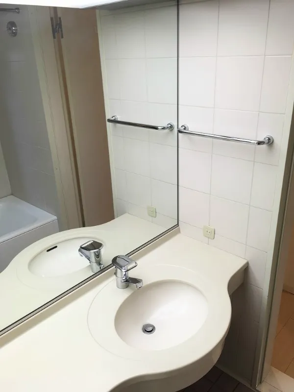 Taishido East - Interior - ["Mirror", "Tap", "Sink"]