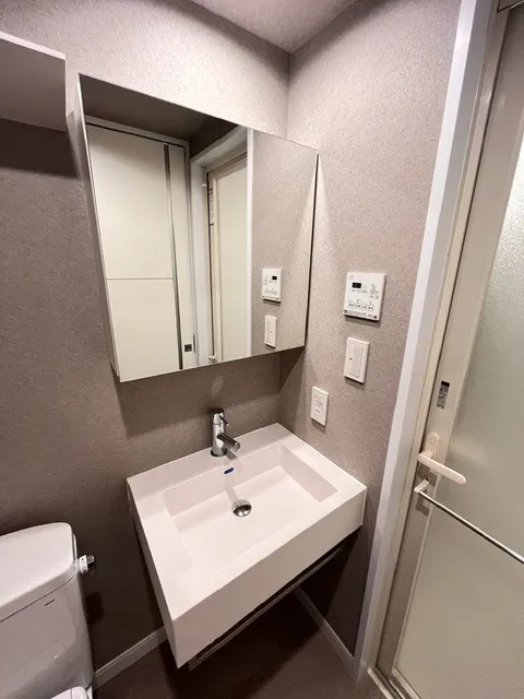 Residia Toranomon - Interior - ["Plumbing fixture", "Bathroom Sink", "Flooring"]