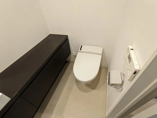 Fukasawa Space 9 - Interior - ["Toilet seat", "Flooring", "Toilet"]