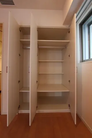 Prime Urban Ikebukuro - Interior - ["Window", "Shelf", "Fixture"]