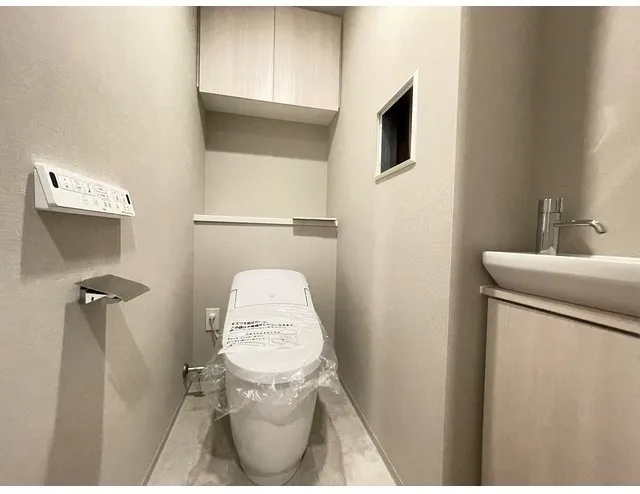 Wellis Urban Sumiyoshi East - Interior - ["Toilet seat", "Toilet", "Flooring"]