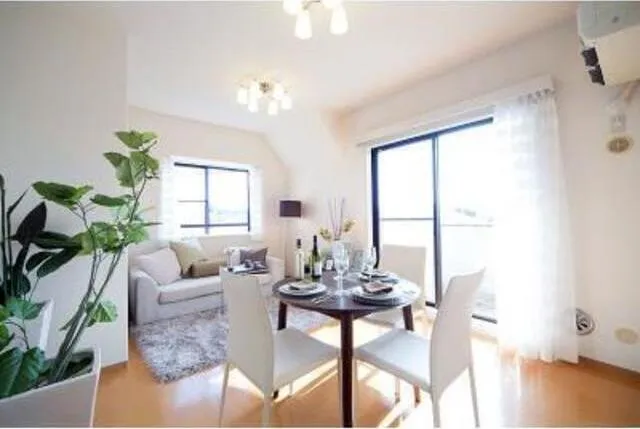 Flat Hamadayama - Interior - ["Furniture", "Window", "Plant"]
