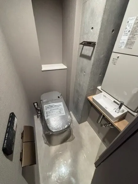 EXAM AKASAKA - Interior - ["Plumbing fixture", "Toilet", "Toilet seat"]