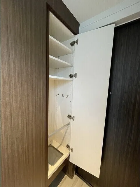 Well Square Hatsudai - Interior - ["Building", "Door", "Fixture"]