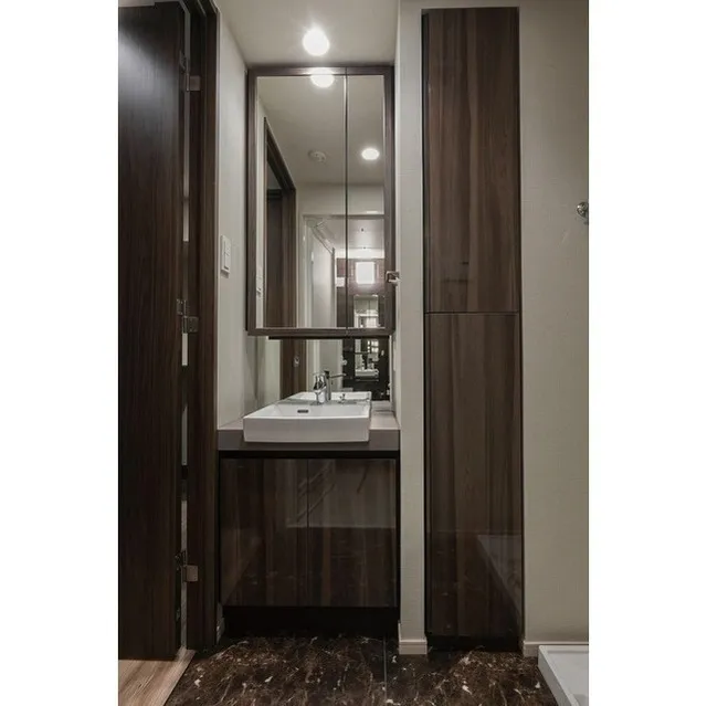 Lien Gotenyama - Interior - ["Mirror", "Tap", "Building"]