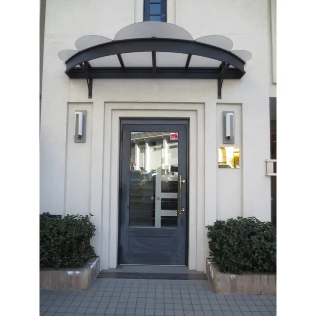 Fleur De Lis - Exterior - ["Plant", "Building", "Door"]
