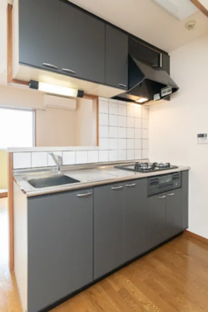 Casa Kuroyanagi - Interior - ["Cabinetry", "Countertop", "Property"]
