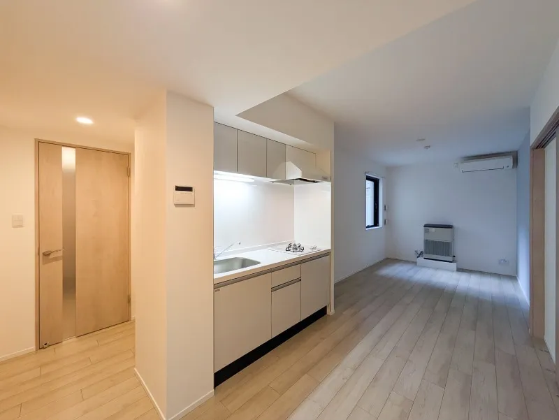 HJ Crown I - Interior - ["Floor", "Flooring", "Ceiling"]