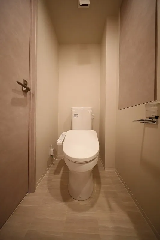 Blanchesta Iriya Grande - Interior - ["Toilet seat", "Toilet", "Flooring"]