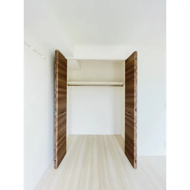 Le Chamveil - Interior - ["Shelf", "Rectangle", "Bookcase"]