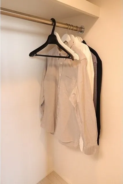 Asur Ryogoku - Interior - ["Outerwear", "Clothes hanger", "Sleeve"]