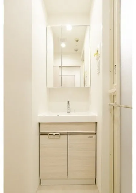Comforia Live Kiba - Interior - ["Mirror", "Bathroom cabinet", "Cabinetry"]
