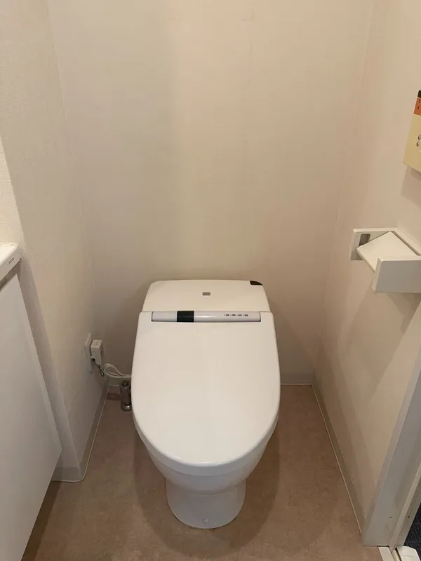 Este Maison Daizawa - Interior - ["Toilet seat", "Plumbing fixture", "Toilet"]