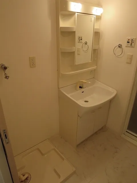 Doue Shinkawa - Interior - ["Flooring", "Floor", "Plumbing fixture"]