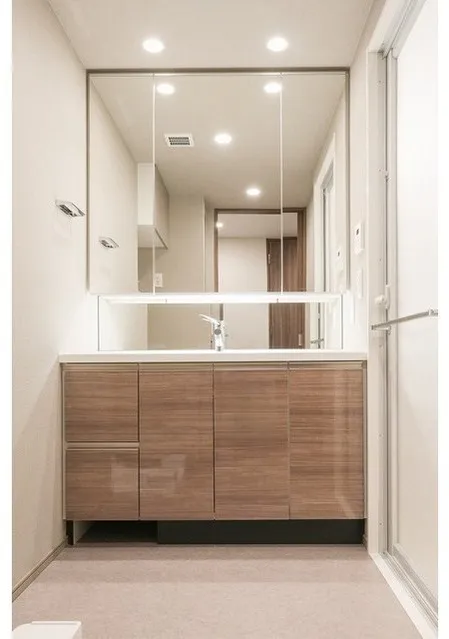 Comforia Higashiueno - Interior - ["Mirror", "Cabinetry", "Bathroom cabinet"]